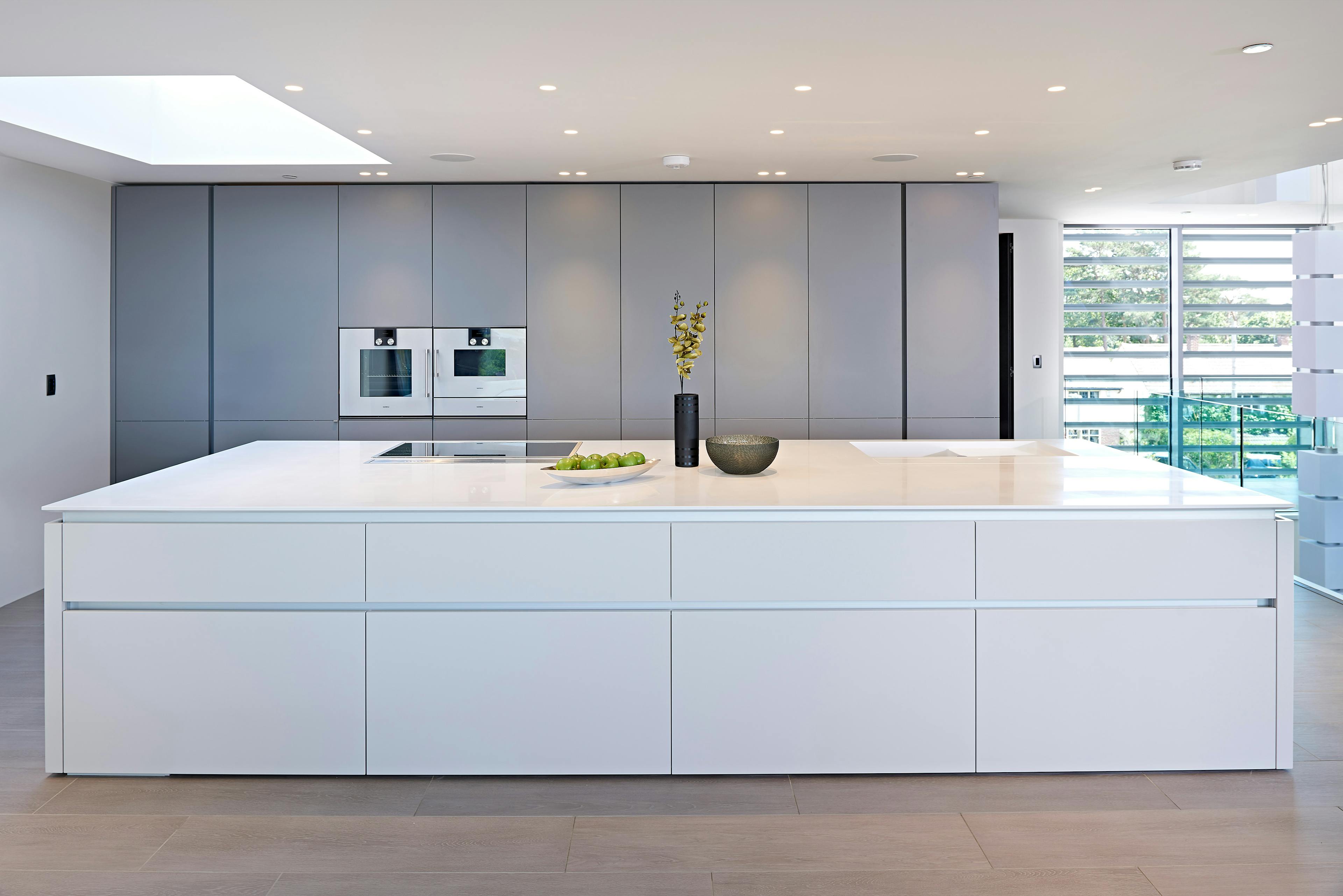Handleless kitchen with concealed features